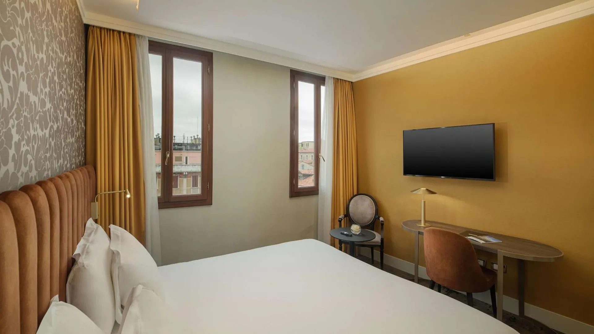 Nh Venezia Santa Lucia Hotel